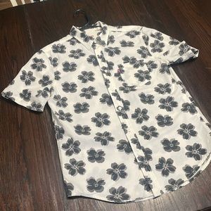 Men’s Levi button up shirt - medium